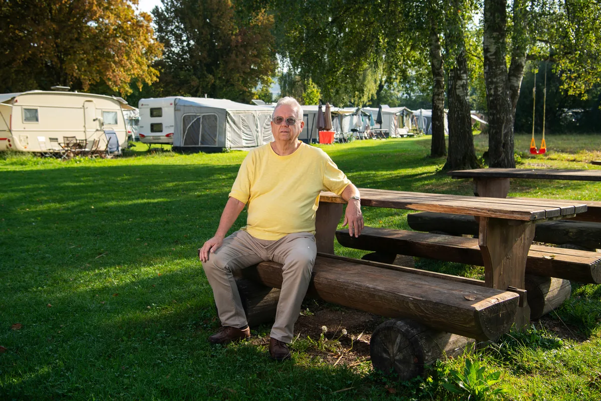 Der Campingplatz Auslikon muss schliessen. Zeltklub Zürichsee-Oberland Präsident Willi Wohlgemuth auf dem Campingplatz.
